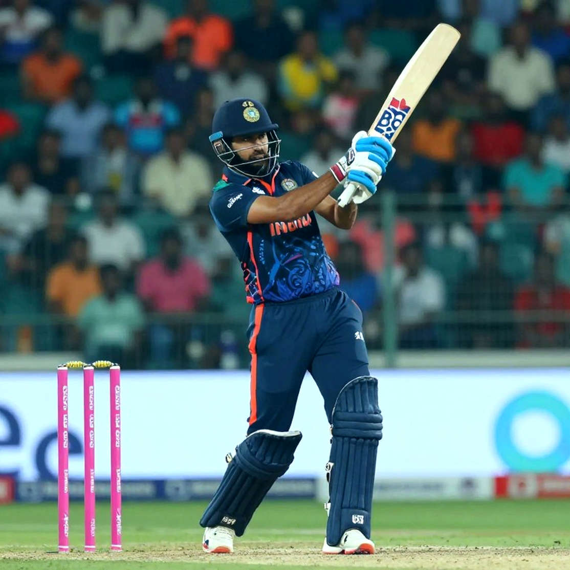 ট্রান্সফার উইন্ডোর কোলাহলে স্কোয়াড স্থাপত্য: বাংলাদেশ ক্রিকেটে চুক্তি, জোন আর হিঞ্জের হিসাব
